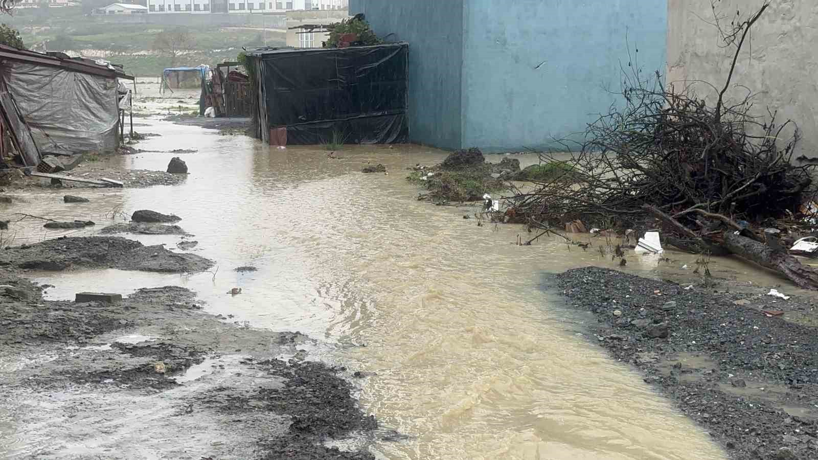 Arnavutköy’de dere taştı, evleri su bastı