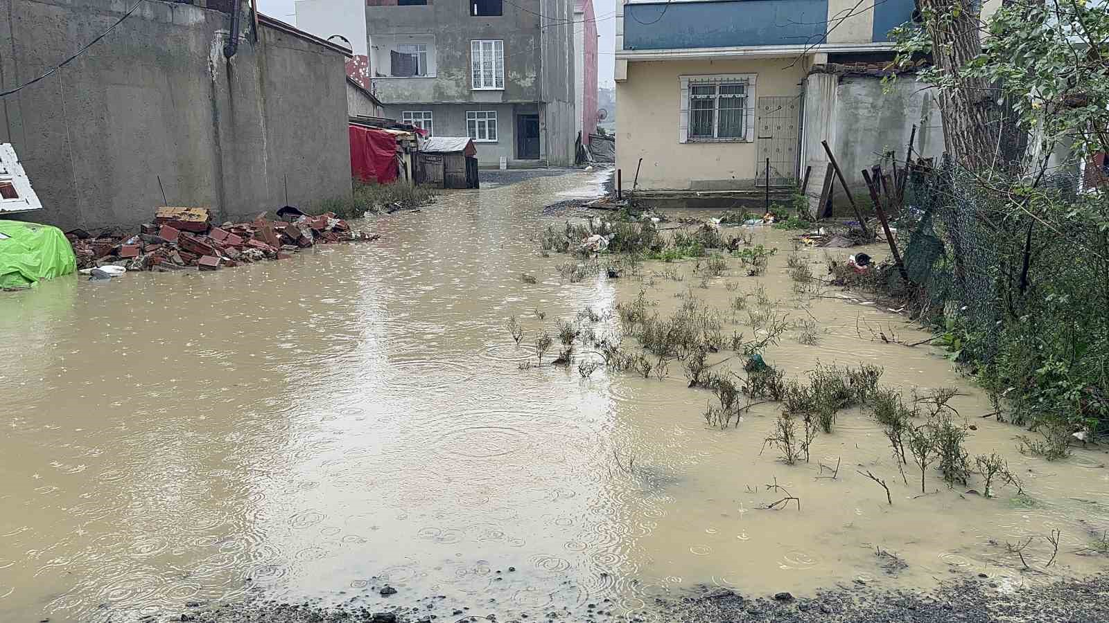 Arnavutköy’de dere taştı, evleri su bastı