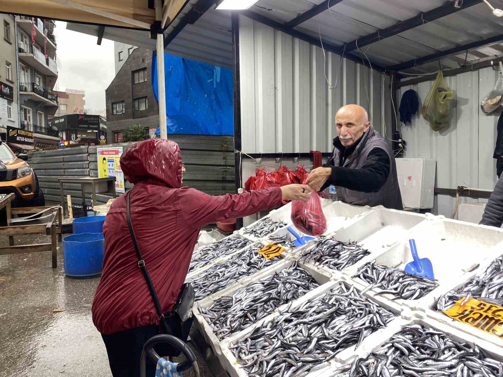 Hamsinin ucuz olması vatandaşın ilgisini arttırdı
