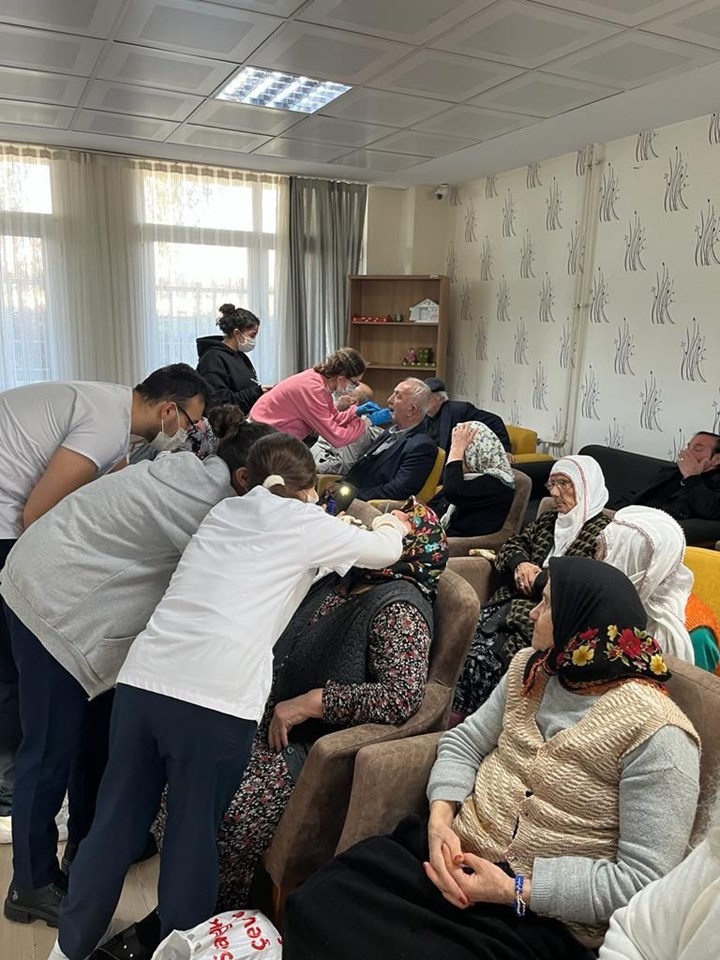 Üniversite öğrencilerinden huzur evi sakinlerine diş taraması