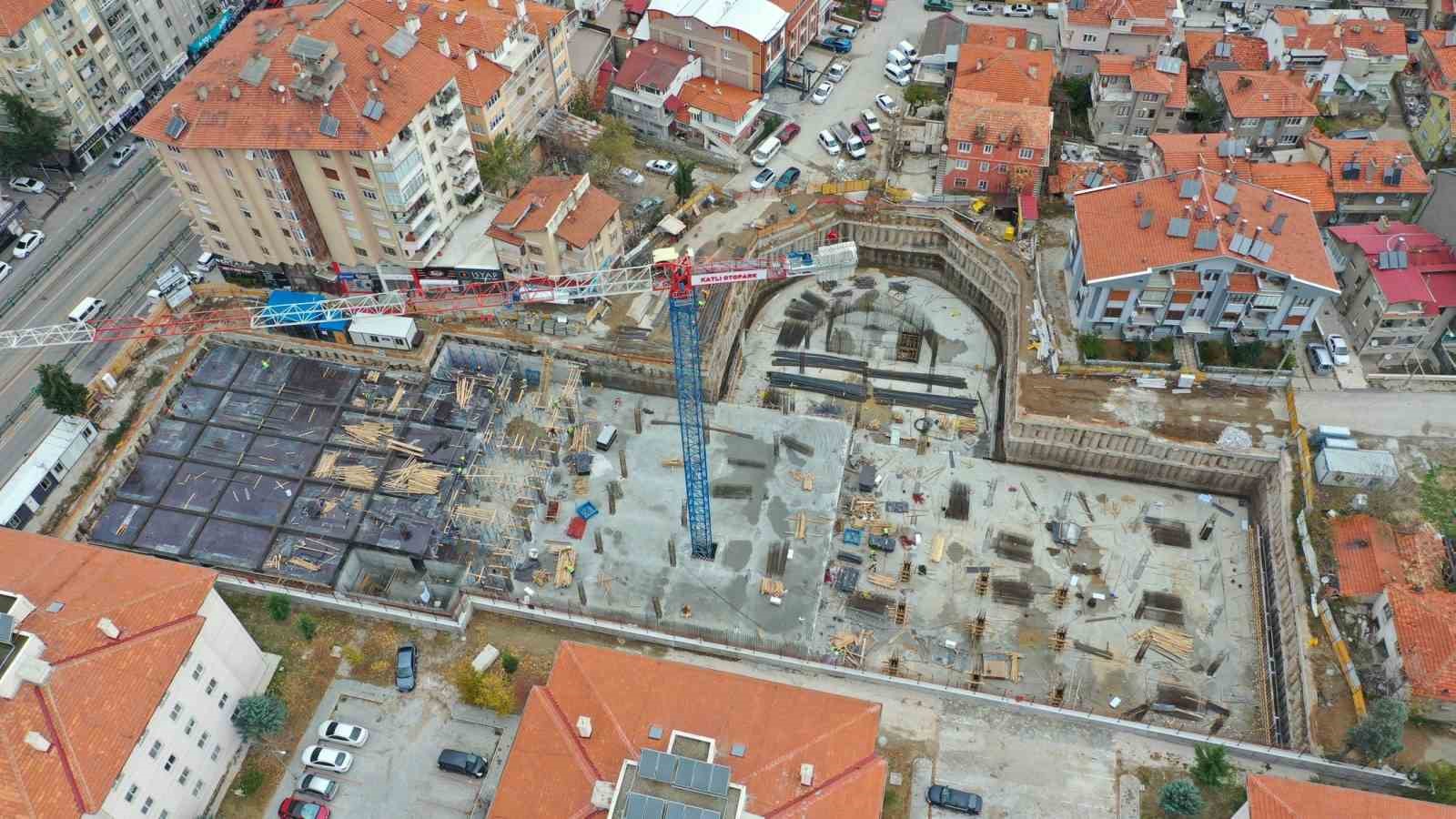 Isparta’da yeraltı 3 katlı otopark inşaatında çalışmalar sürüyor