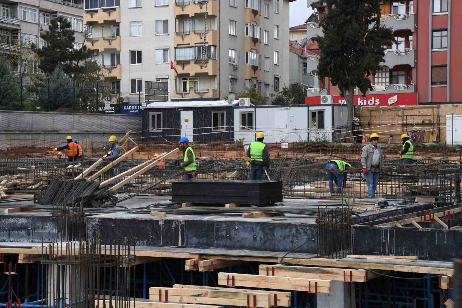 Isparta&rsquo;da yeraltı 3 katlı otopark inşaatında &ccedil;alışmalar s&uuml;r&uuml;yor
