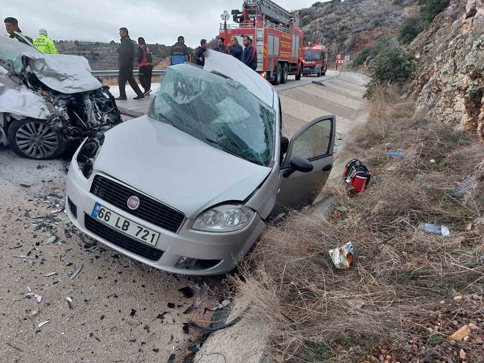 Isparta’da otomobiller çarpıştı: 1 kişi öldü, 1’i doktor 3 sağlıkçı yaralandı
