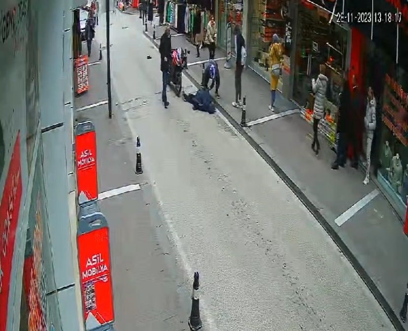 Uşak&rsquo;ta motosikletin &ccedil;arptığı yaya ağır yaralandı
