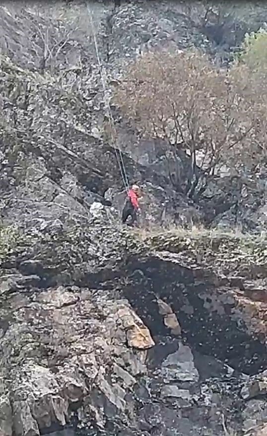 Batman&rsquo;da 4 g&uuml;nd&uuml;r kayalıklarda mahsur kalan ke&ccedil;iler AFAD ekiplerince kurtarıldı
