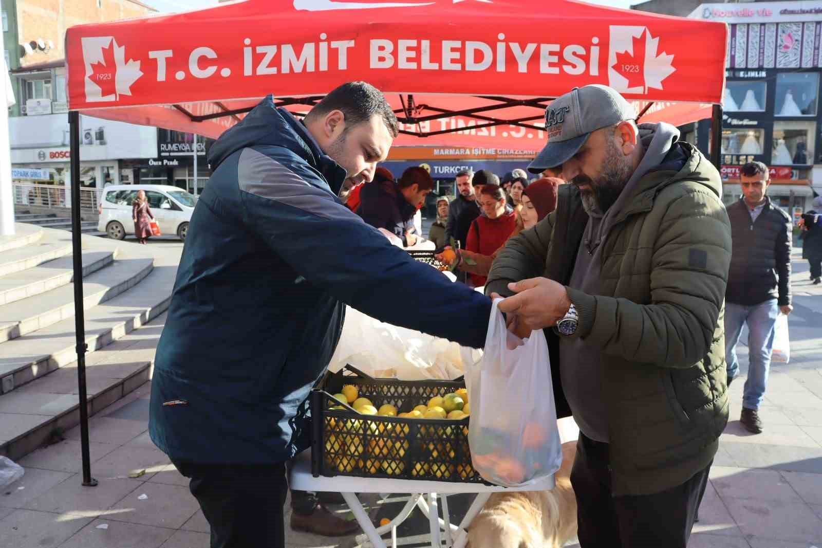 Mersin’den gönderilen meyveler İzmitlilere dağıtıldı