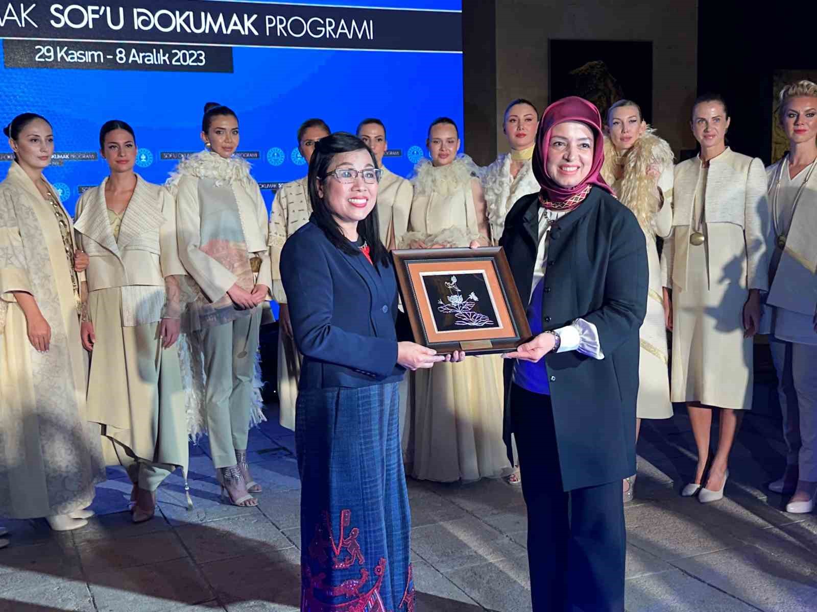 “Sof’u Okumak Sof’u Dokumak” sergisi Bakan Göktaş’ın katıldığı törenle açıldı