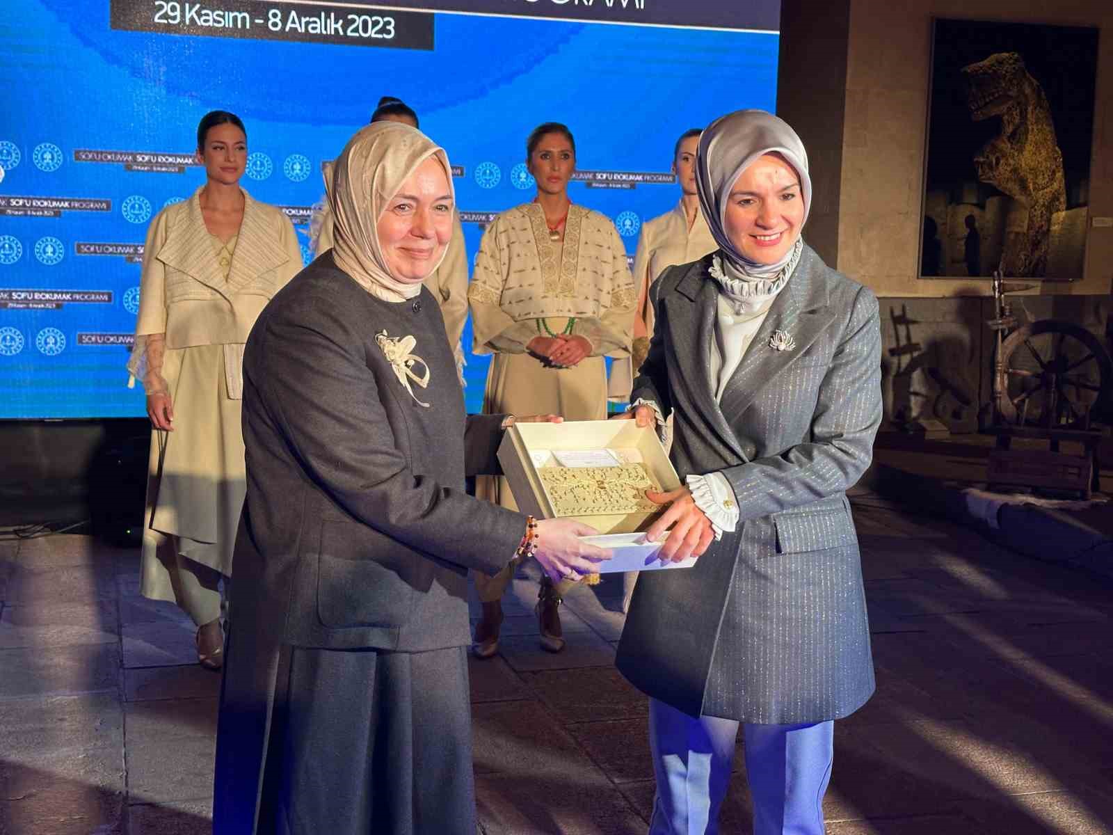 &ldquo;Sof&rsquo;u Okumak Sof&rsquo;u Dokumak&rdquo; sergisi Bakan G&ouml;ktaş&rsquo;ın katıldığı t&ouml;renle a&ccedil;ıldı
