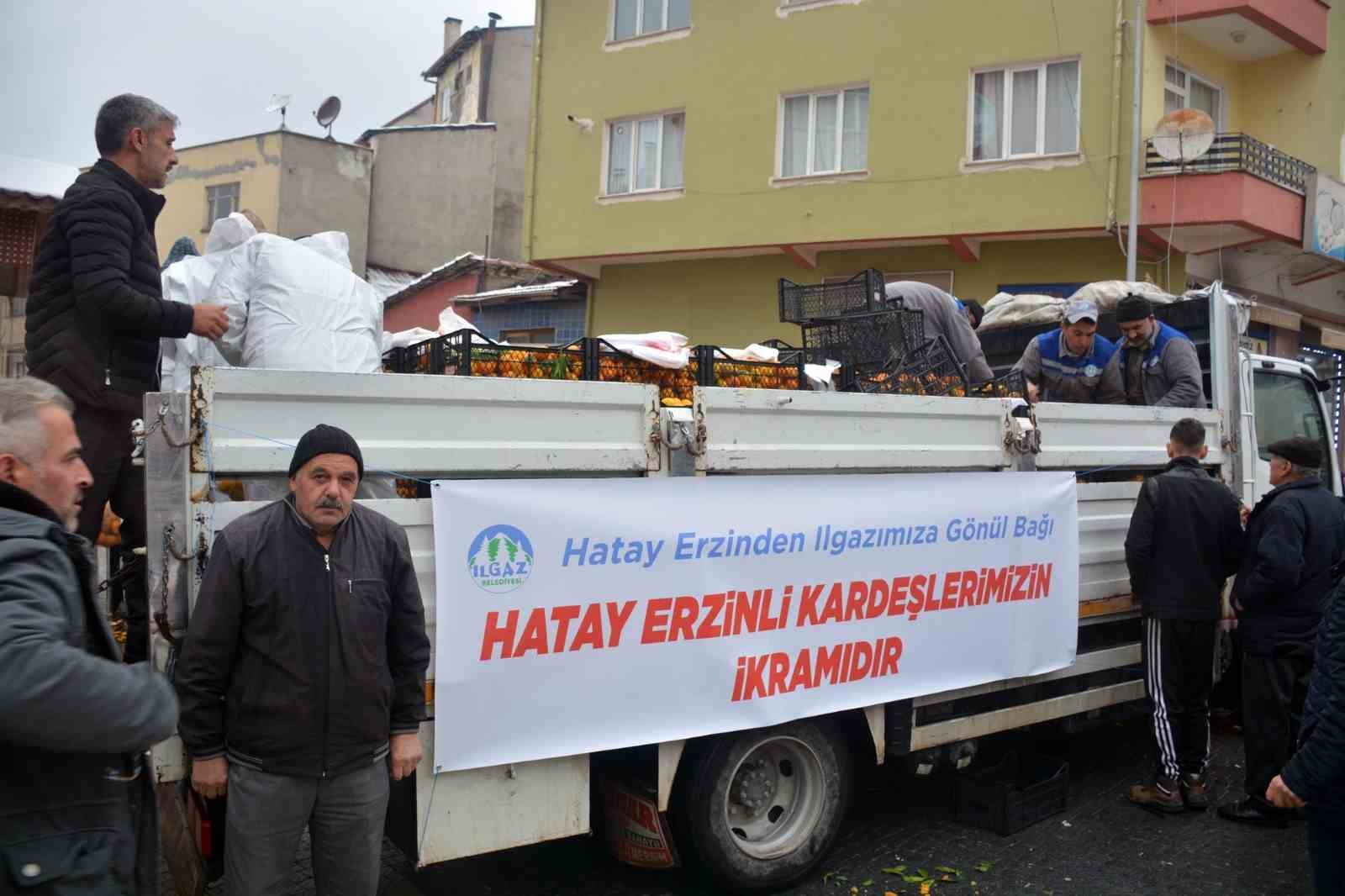 Depremzedelerden vefa: Kendilerini yalnız bırakmayan ilçeye 1 kamyon dolusu narenciye gönderdiler
