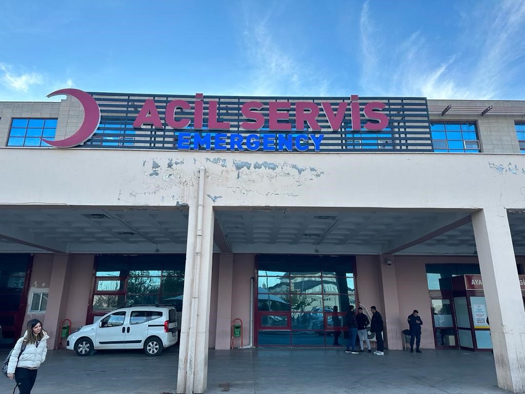 Diyarbakır’da ablasının kucağında karşıya geçen kardeşlere otomobil çarptı: 1 ölü