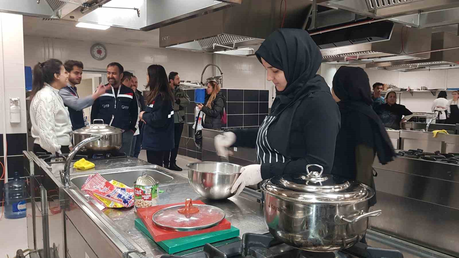Mültecilere yurt dışında çalışma imkanı sağlayacak ’Aşçılık Kursu’ tamamlandı
