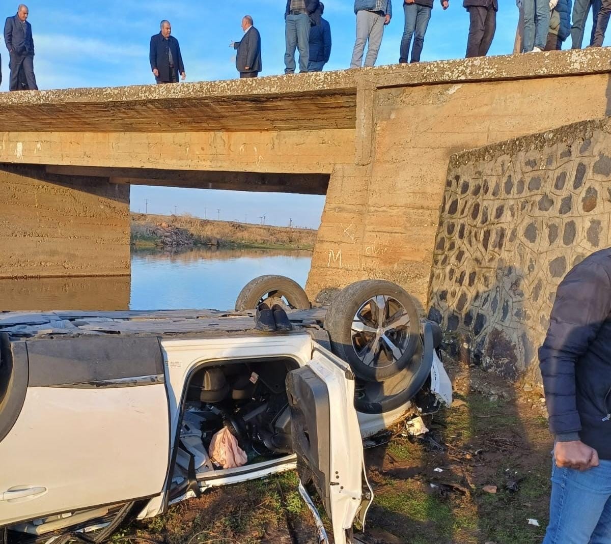 Diyarbakır’da kontrolden çıkan araç dereye uçtu: 1 yaralı