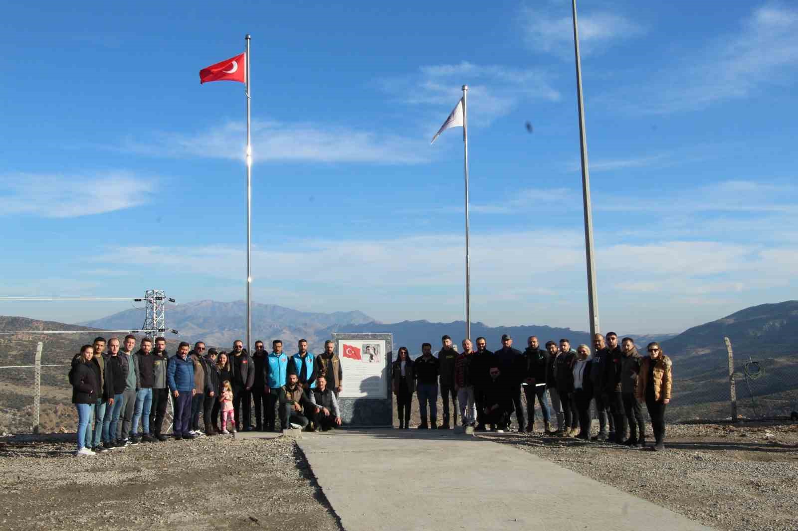 Off-road pilotları ter&ouml;rden temizlenen Gabar Dağı&rsquo;nda T&uuml;rk bayrağı a&ccedil;tı
