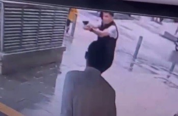 İzmir’de kalabalığın ortasında silahlı saldırı kamerada
