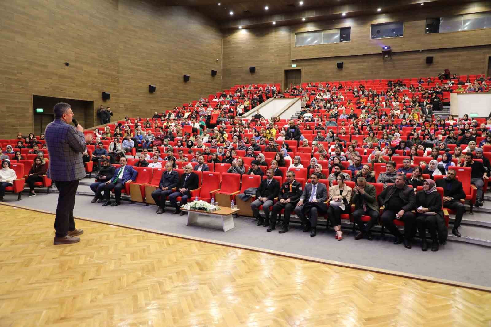 Polis adaylarına "Aile İ&ccedil;i İletişim" konulu seminer verildi
