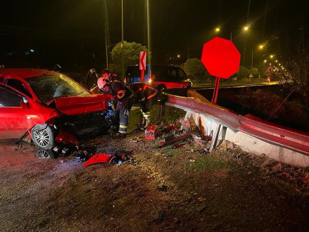 Amasya’da otomobil bariyerlere çarptı: 1 yaralı
