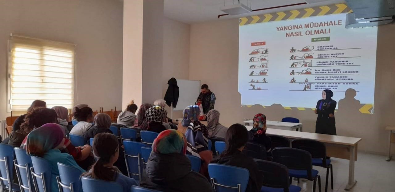 Bayburt’ta kız öğrenci yurdunda ’İş Sağlığı ve Güvenliği Semineri’ düzenlendi