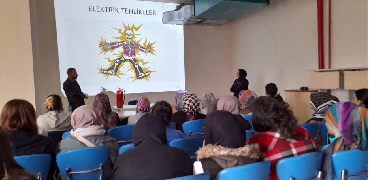 Bayburt’ta kız öğrenci yurdunda ’İş Sağlığı ve Güvenliği Semineri’ düzenlendi
