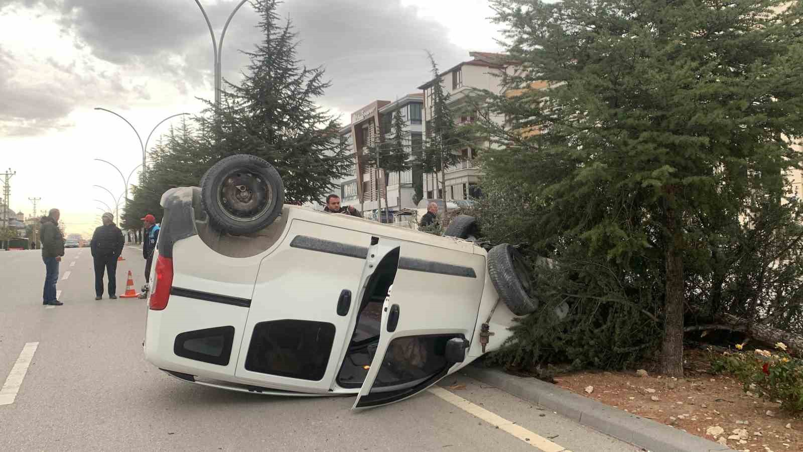 Kontrolden çıkan hafif ticari araç, refüjdeki ağacı kırarak devrildi: 1 yaralı