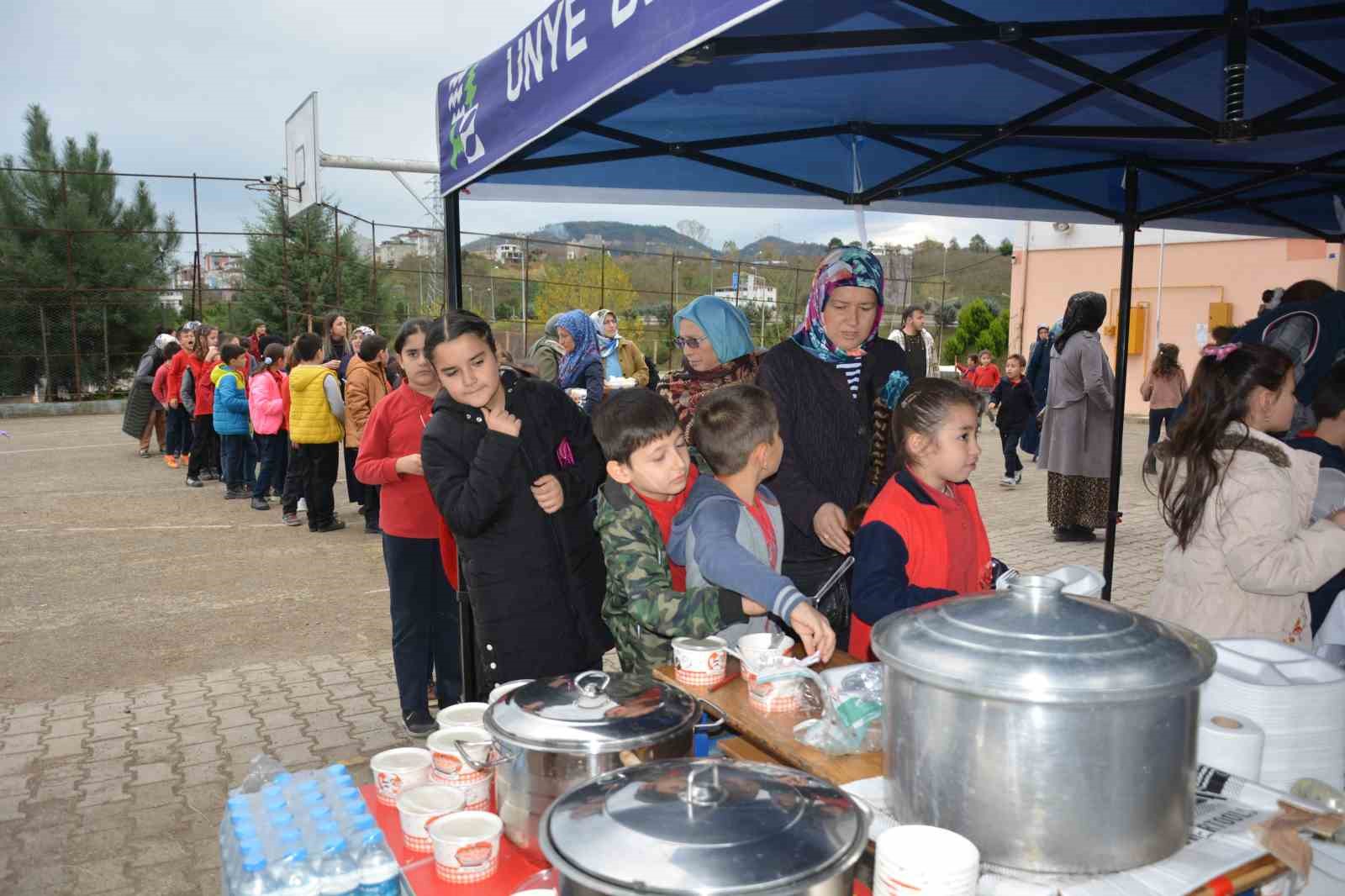 &Ouml;ğrenciler, veliler ve &ouml;ğretmenler Gazze i&ccedil;in hayırda yarıştı

