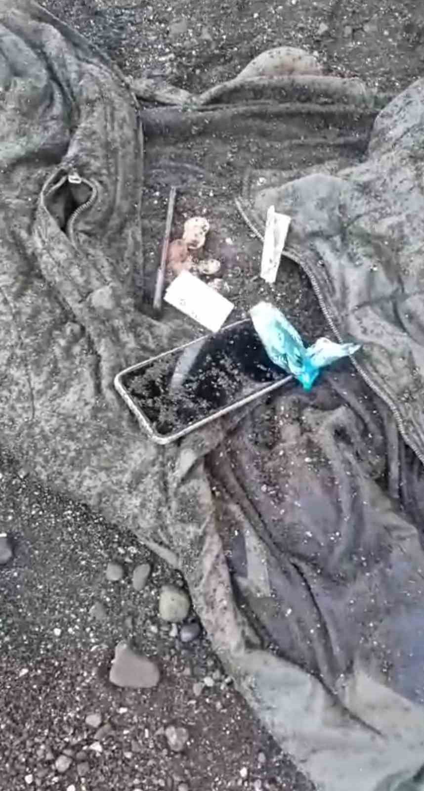 Trabzon’da dalgalara kapılan lise öğrencilerinden birine ait olduğu iddia edilen mont, cep telefonu ve kalem bulundu