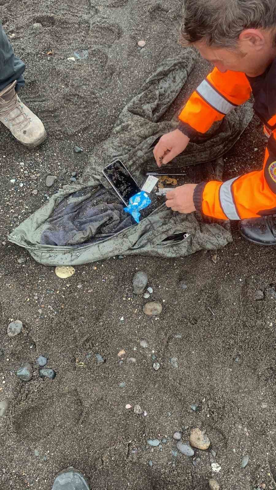 Trabzon&rsquo;da dalgalara kapılan lise &ouml;ğrencilerinden birine ait olduğu iddia edilen mont, cep telefonu ve kalem bulundu
