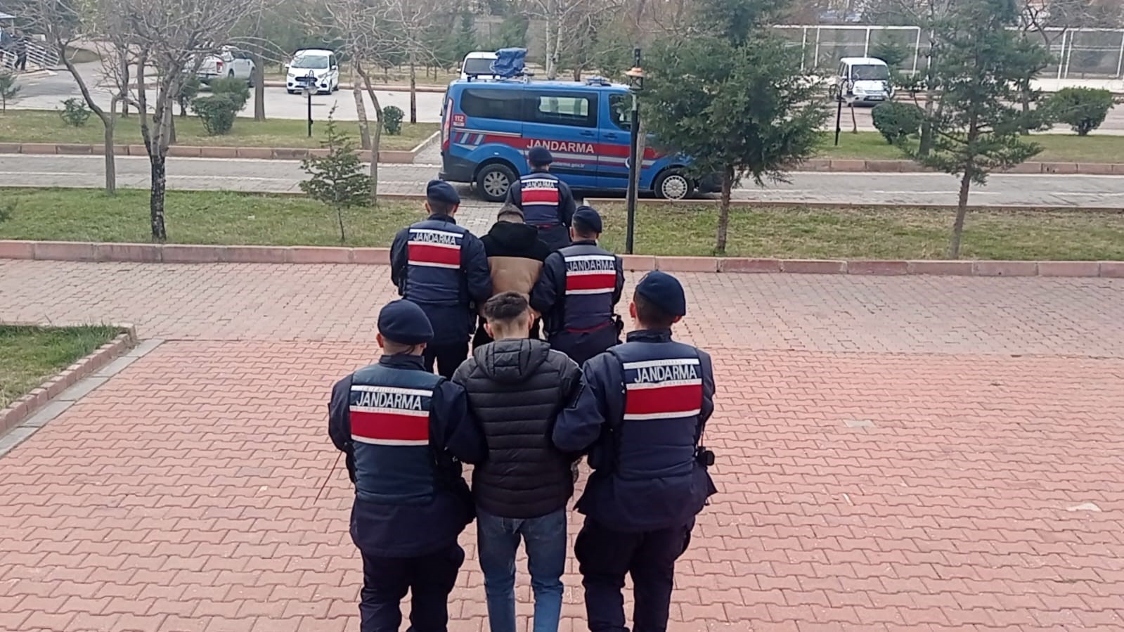 Maskeli hırsızlar kamerayı &ccedil;evirip kasayı soydu
