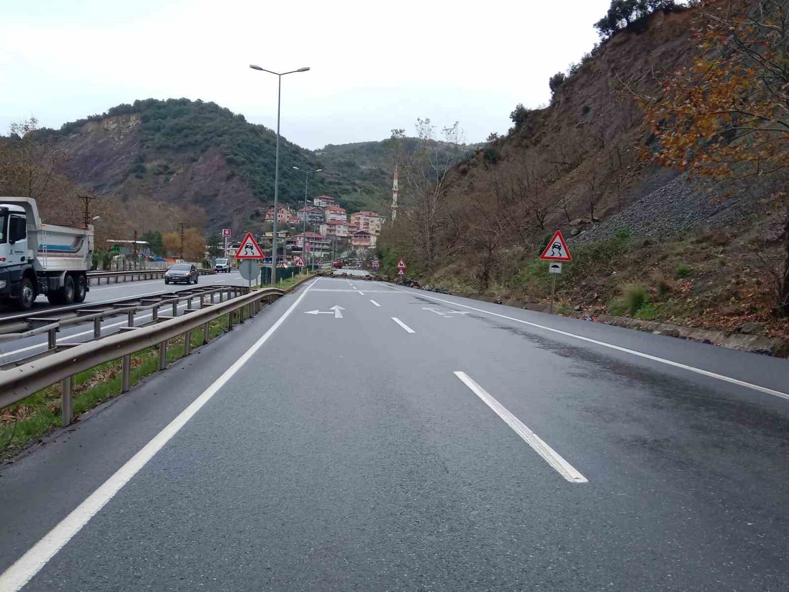 Alaplı - Kdz Ereğli karayolu heyelan nedeniyle trafiğe kapandı
