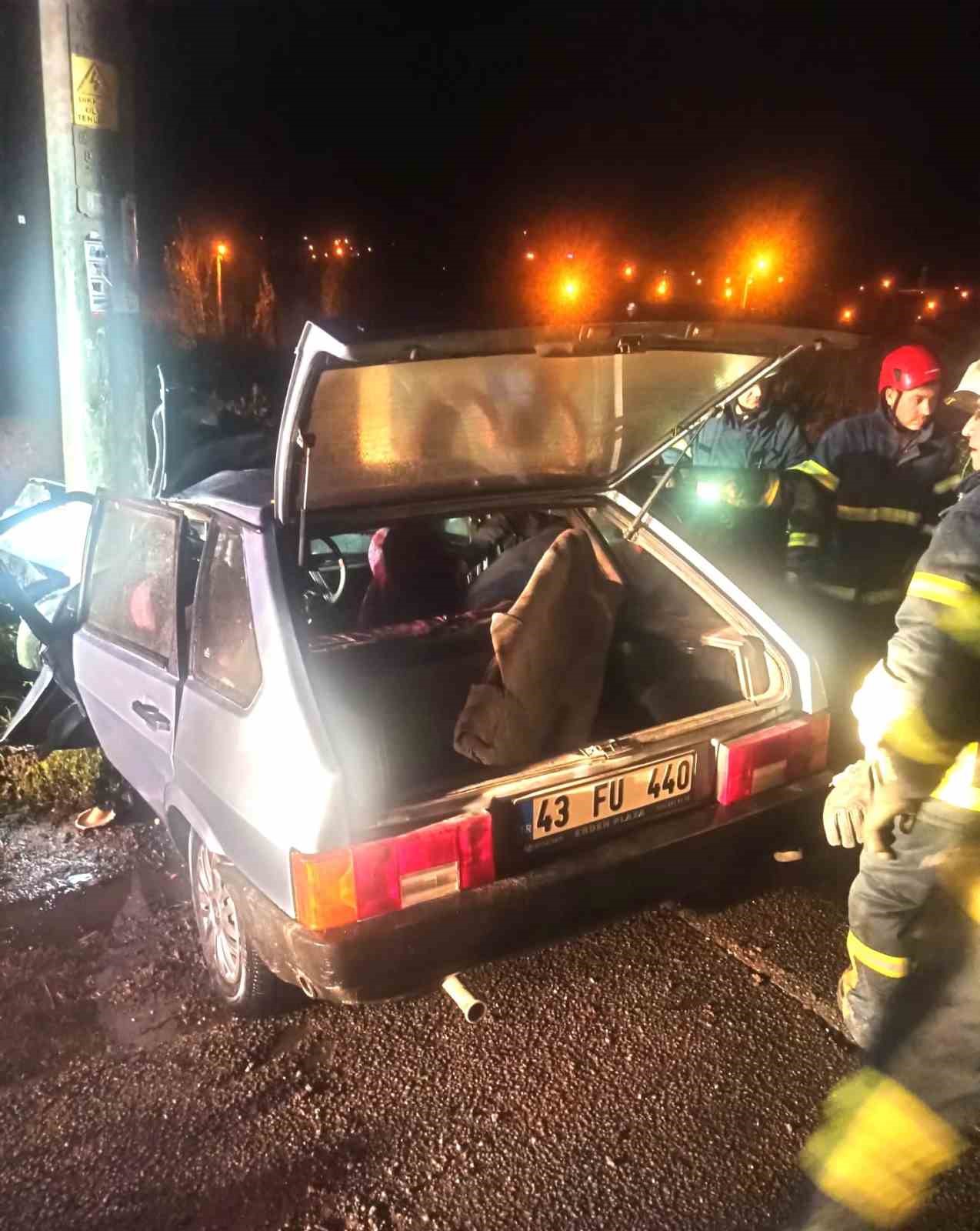 Kütahya’da otomobil direğe çarptı: 3 yaralı