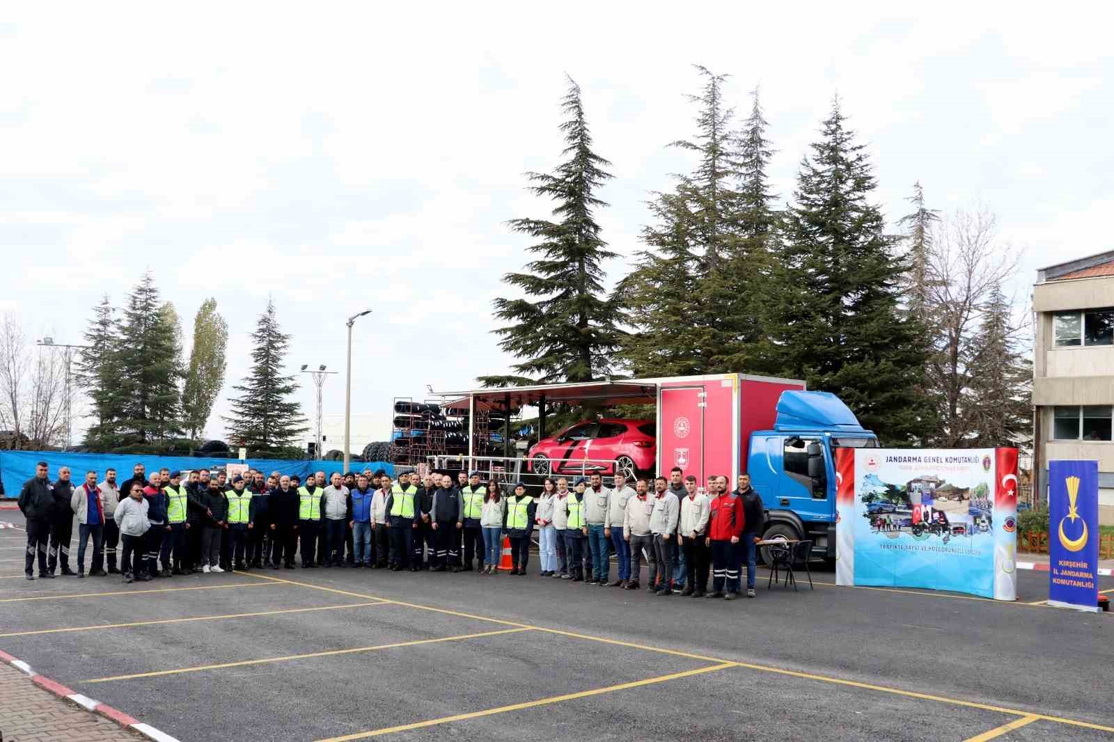 Kırşehir’de öğrenci ve çalışanlara mobil trafik eğitimi verildi
