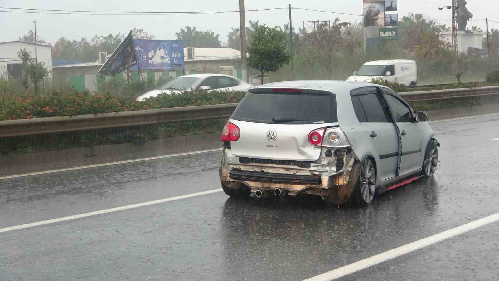 Bariyerlere çarparak hurdaya dönen araçtan burnu bile kanamadan çıktı