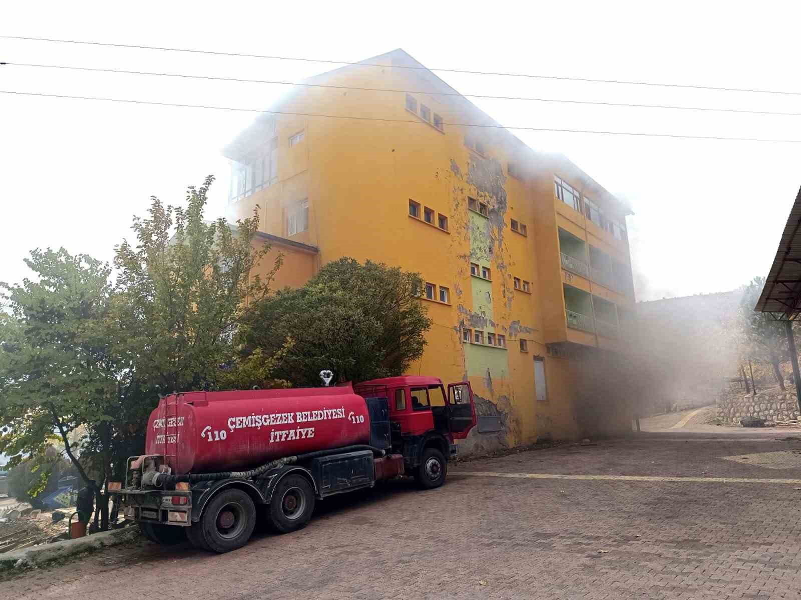 Daha önce belediye binası ve öğretmenevi olarak kullanılıyordu, alevler içinde kaldı
