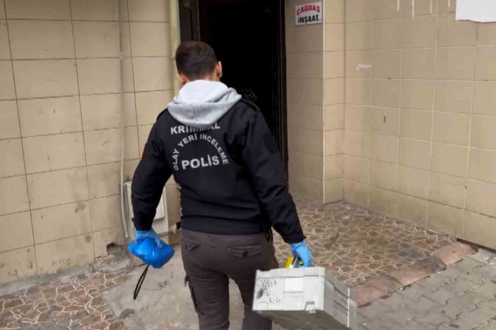Pencereden kimliği alırken 2. kattan d&uuml;ş&uuml;p yaralandı
