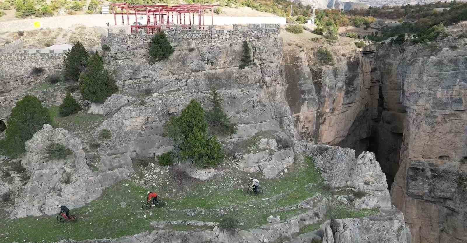 Bisiklet sporcuları Cehennem Deresi Kanyonundan iniş yaptı