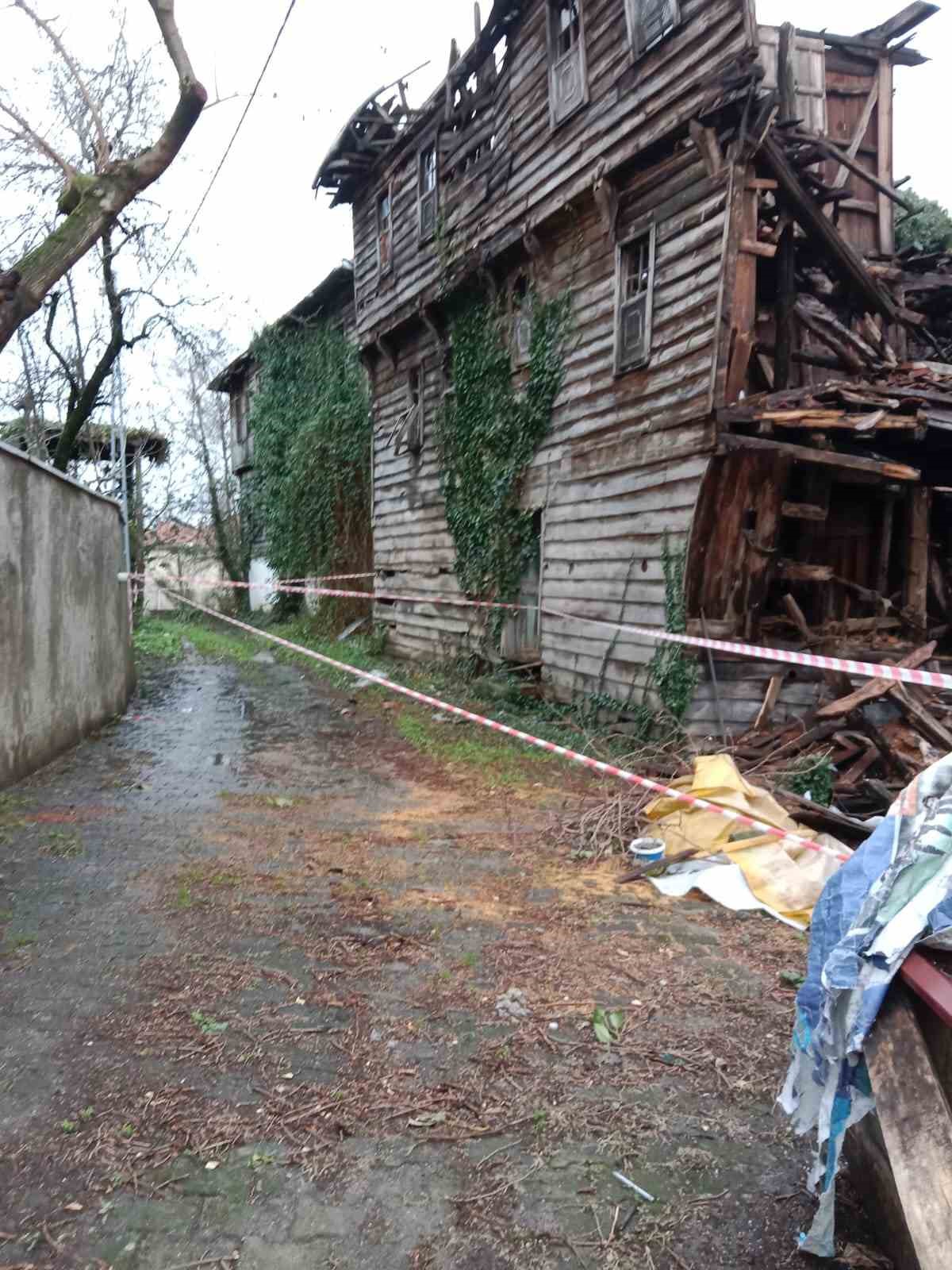 Alaplı&rsquo;da fırtına nedeniyle 100 yıllık ahşap ev yıkıldı
