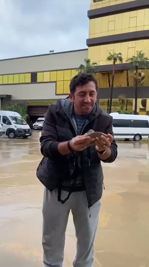 Yalova’da yaşanan su baskınında vatandaşlar elleriyle balık tuttu