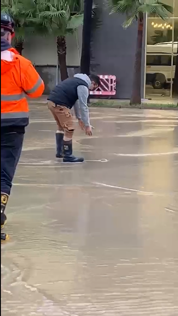 Yalova&rsquo;da yaşanan su baskınında vatandaşlar elleriyle balık tuttu
