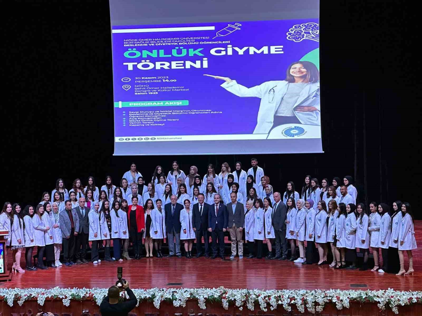 Beslenme ve Diyet B&ouml;l&uuml;m&uuml; &ouml;ğrencileri beyaz &ouml;nl&uuml;k giydi
