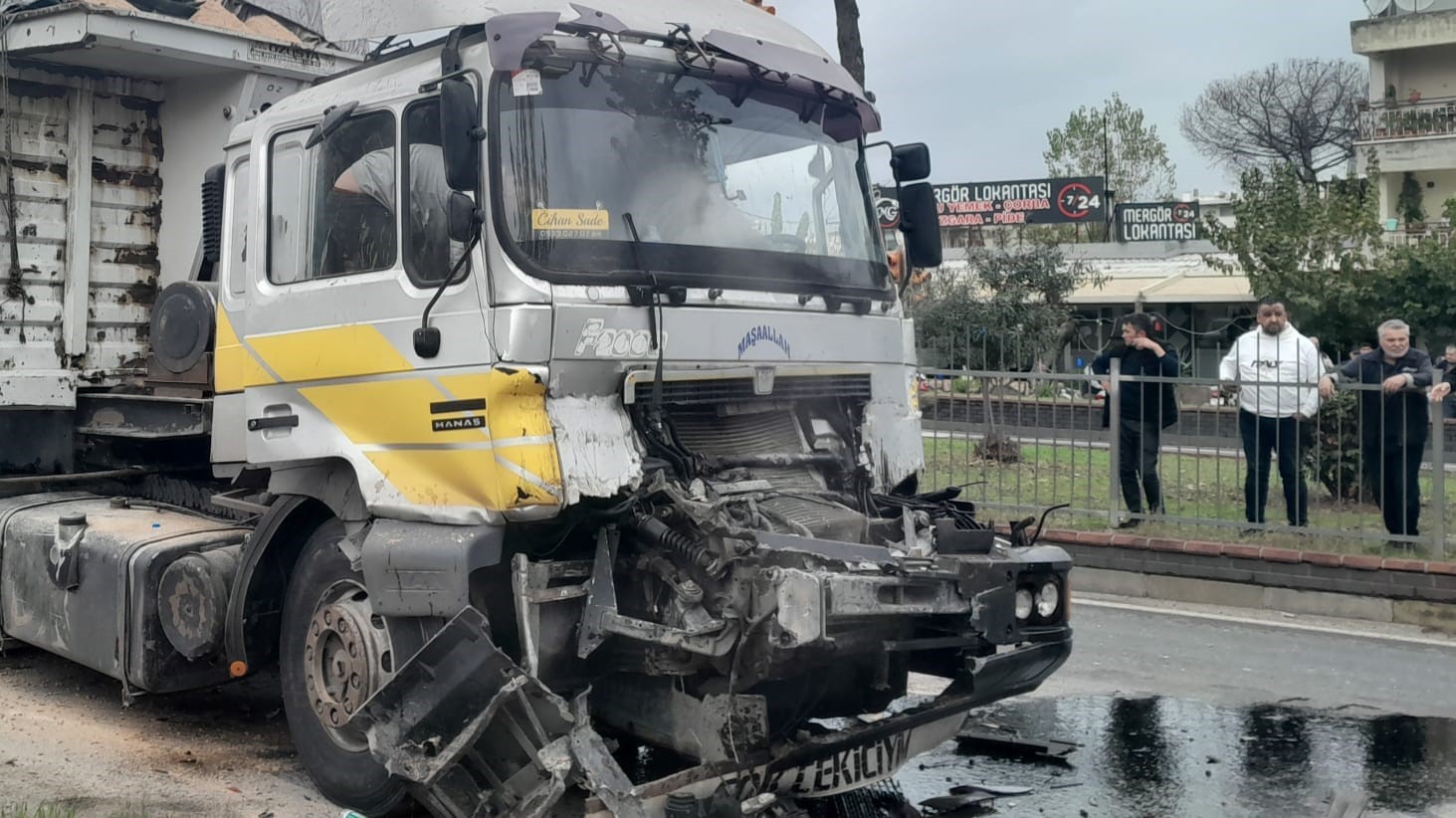 Aydın’da kamyon ve tır çarpıştı: 1 yaralı