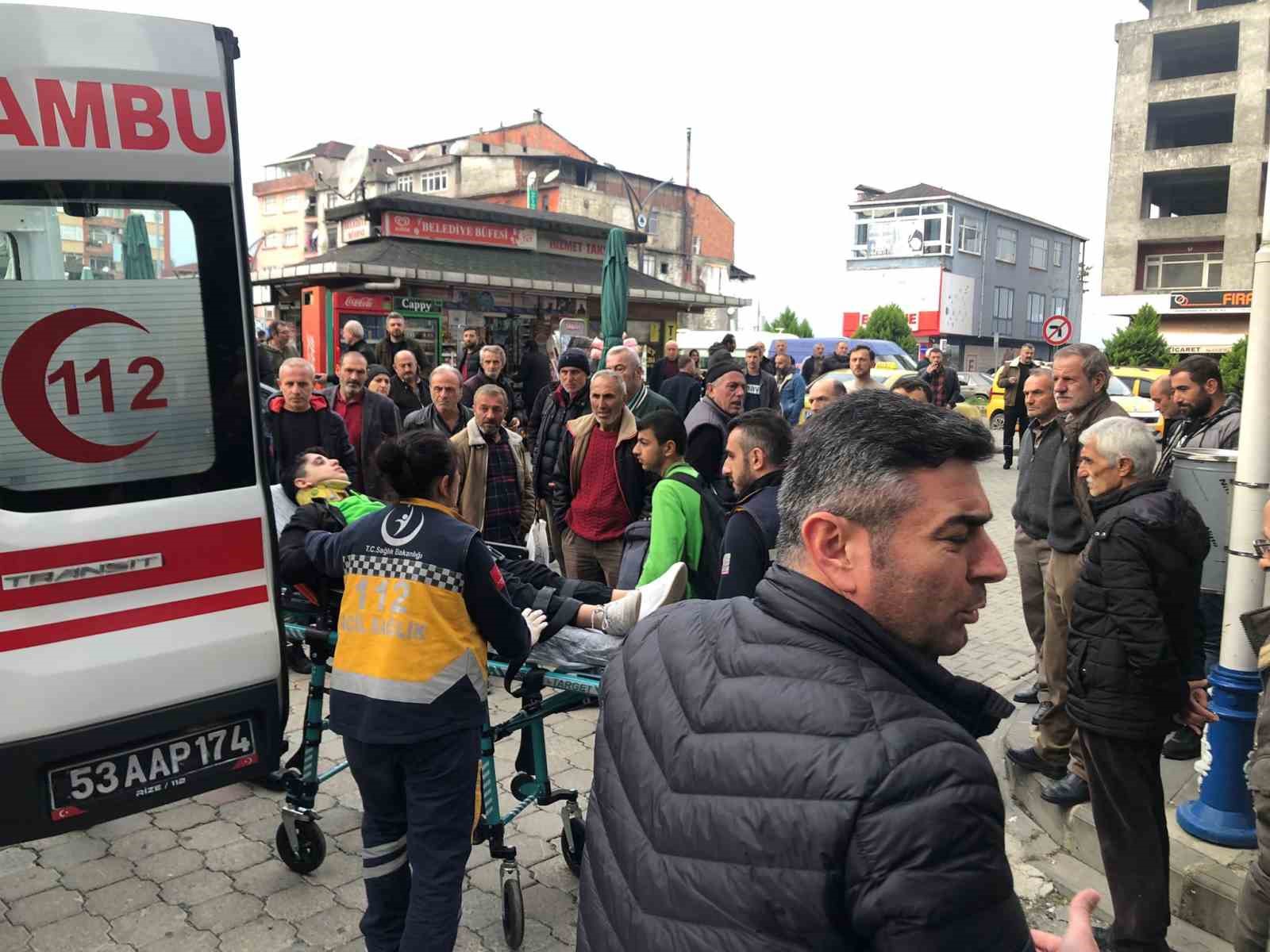 Köpek tarafından kovalanan çocuk az kalsın yoldan geçen arabanın altında kalıyordu