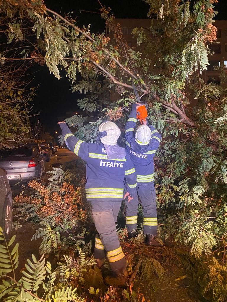 Manisa’da ekipler bin 249 noktada fırtına ve yağışla mücadele etti