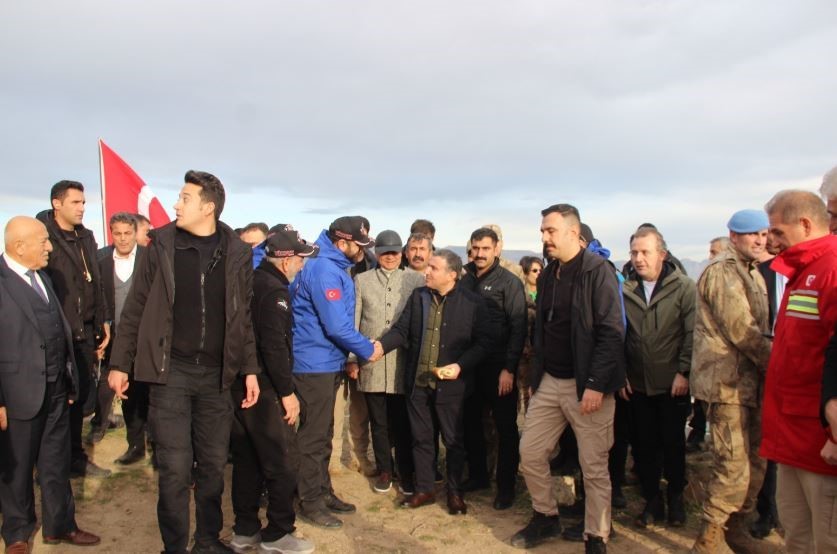 Doğa tutkunları Şırnak Cehennem Deresi&rsquo;nde kamp kurup hamsi pişirdi
