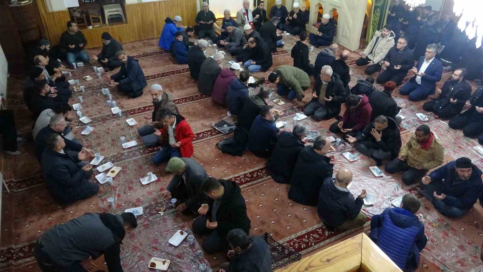 Isparta’da "Sizinle iftar, Gazzeli kardeşlerimizle iftihar ediyoruz" programı