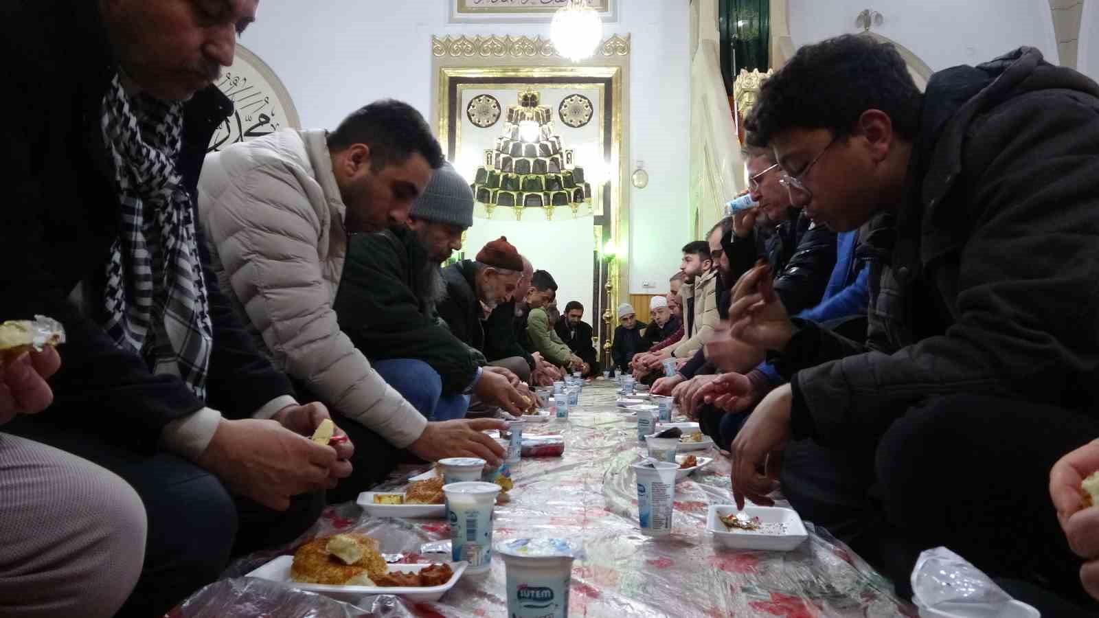 Isparta’da "Sizinle iftar, Gazzeli kardeşlerimizle iftihar ediyoruz" programı