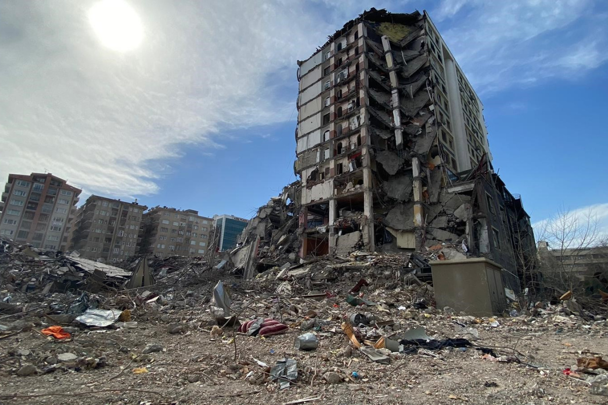 89 kişinin hayatını kaybettiği Diyar Galeria İş Merkezi’nin enkazından demir yığınları çıkartılıyor