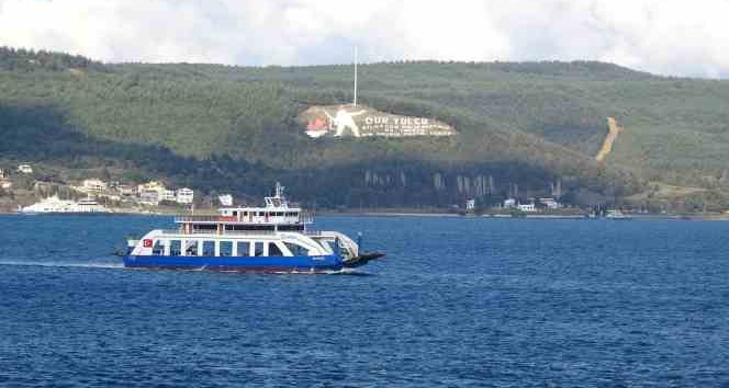 Bozcaada’ya fırtına nedeniyle bazı feribot seferleri iptal edildi