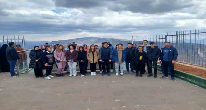Siirt’te ağırlanan depremzedeler kentin tarihi ve kültürel yerlerini gezdi