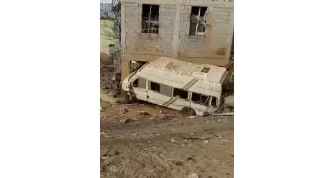 Bitlis’te sulama göleti patladı: Sel suları mahalleyi yuttu