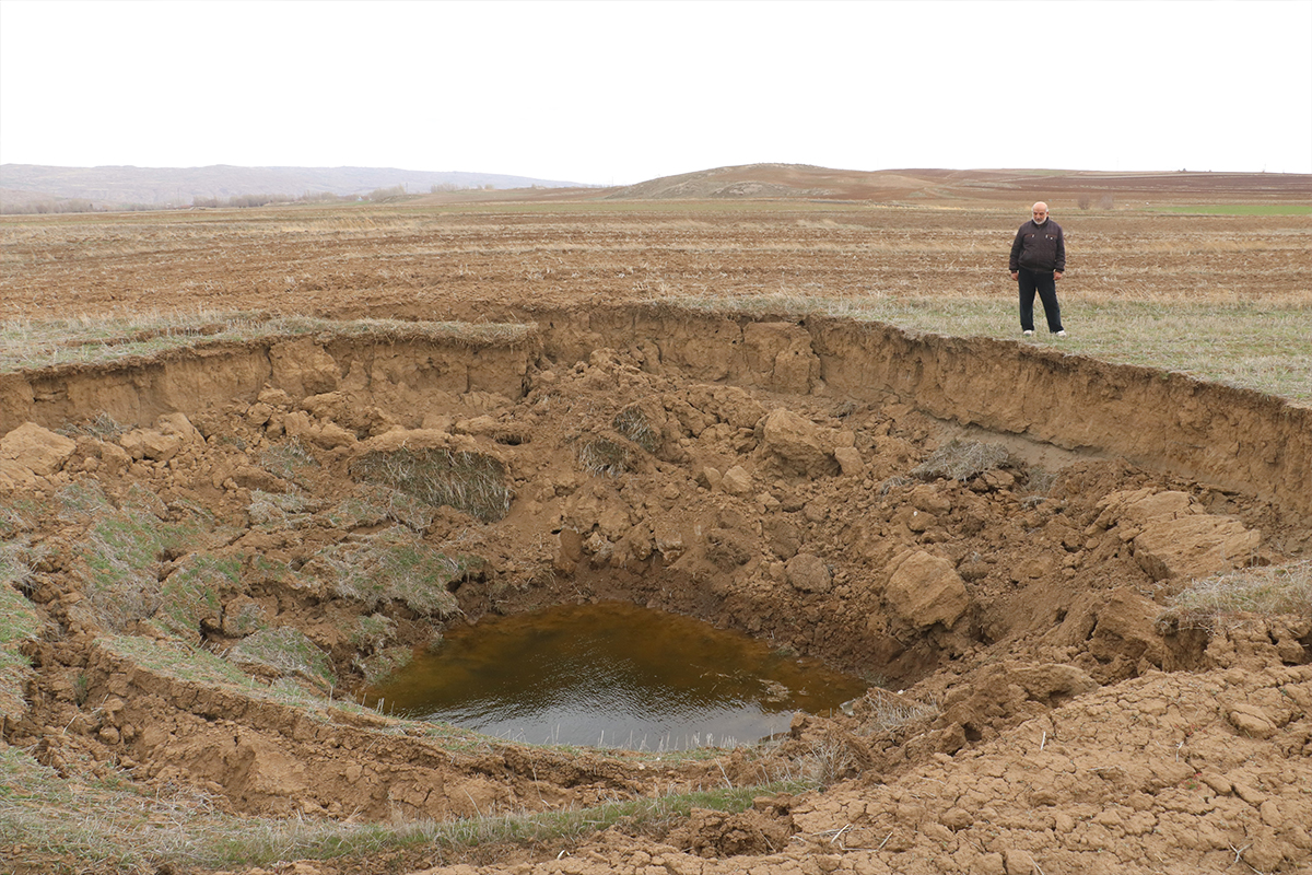 Deprem sonrası oluşan obruk, köylüyü tedirgin etti