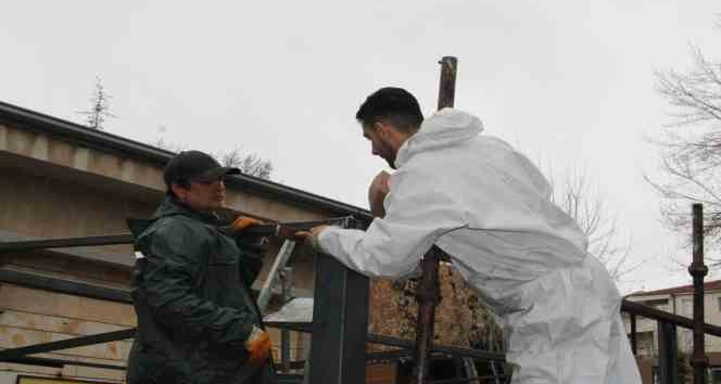 Depremzede kardeşleri için sınıf yapıyorlar